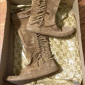 UGG  W Mammoth  Boots  Ssize 7 - NEW NEVER WORN